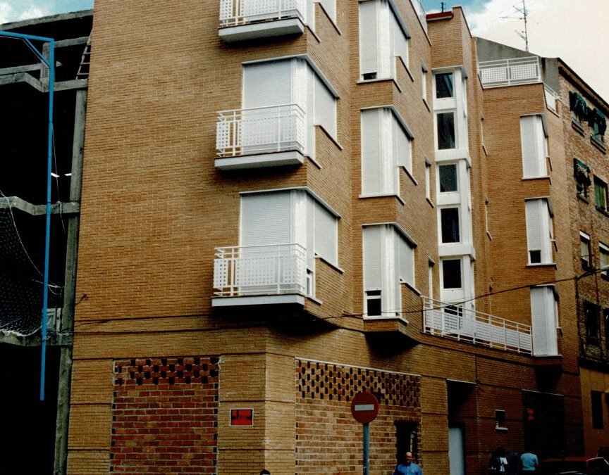 Edificio de 6 apartamentos y locales